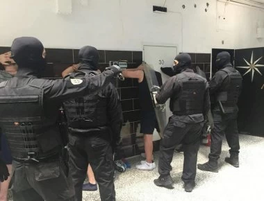 Η στιγμή που τα ΕΚΑΜ μπαίνουν στις φυλακές Κορυδαλλού και ακινητοποιούν τους κρατούμενους (φωτο)